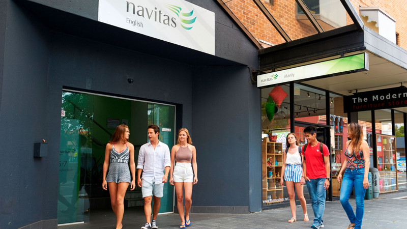 Navitas-Sydney-Manly-Estudantes-Na-Entrada-da-Escola